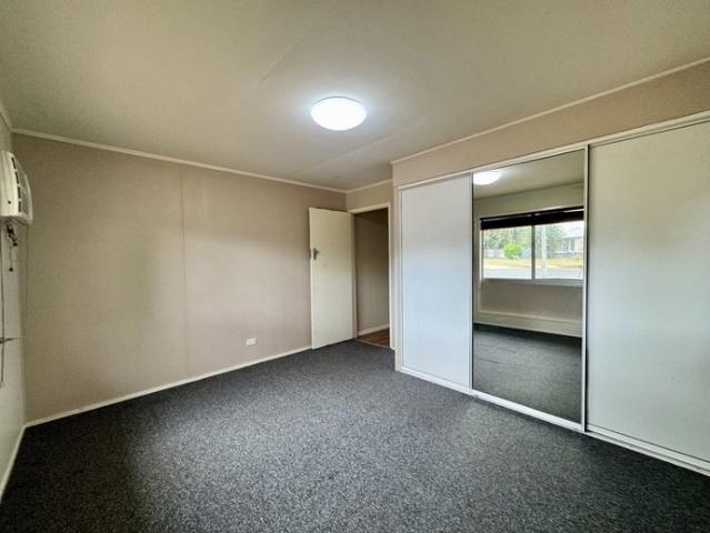 SPACIOUS LOWSET HOME IN QUIET, FRESHLY PAINTED IN CUL DE SAC