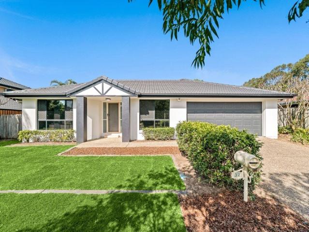 Spacious Lowset Living in Stretton College Catchment