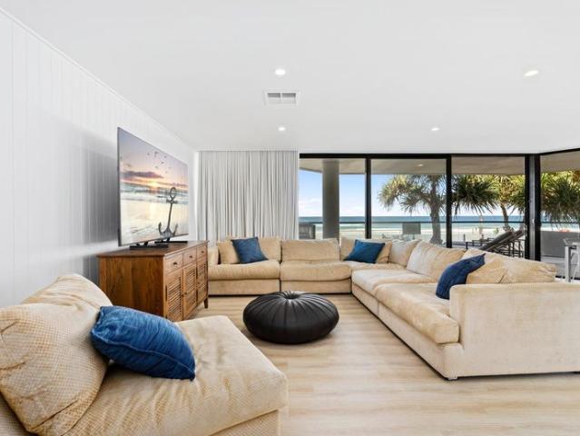 Spacious, luxurious beach front apartment