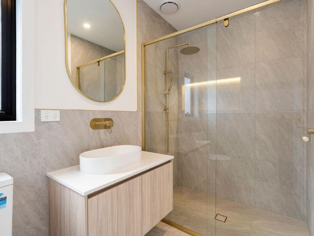 Spacious, Luxurious & Bright!