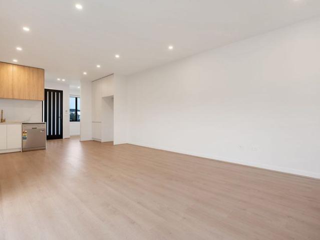 Spacious, Luxurious & Bright!