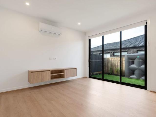 Spacious, Luxurious & Bright!