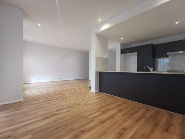 Spacious Luxury Apartment in Pinnacle Building – Prime Mascot Location with Resort Style Facilities
