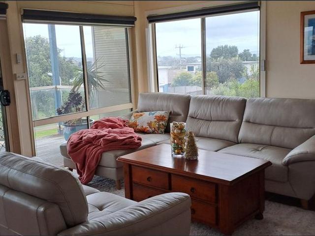 Spacious luxury home with spectacular 180 deg bayview and two independent living zones