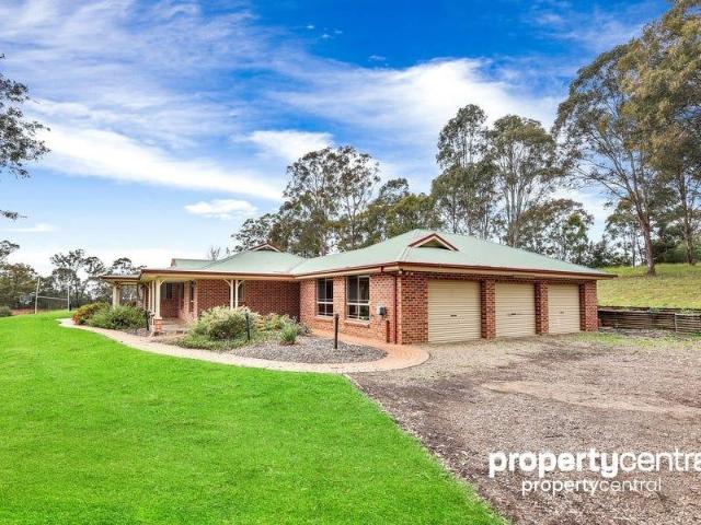 Spacious Luxury Rural Retreat with Pool, Expansive Views & Modern Comforts