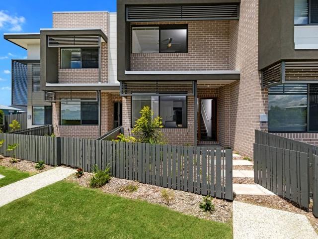SPACIOUS LUXURY TOWNHOUSE IN CREEKWOOD ESTATE. SUBMIT OFFERS NOW!