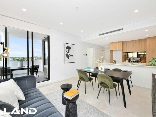 Spacious & Luxury Two Bedroom Apartment Walking Distance to Amenities