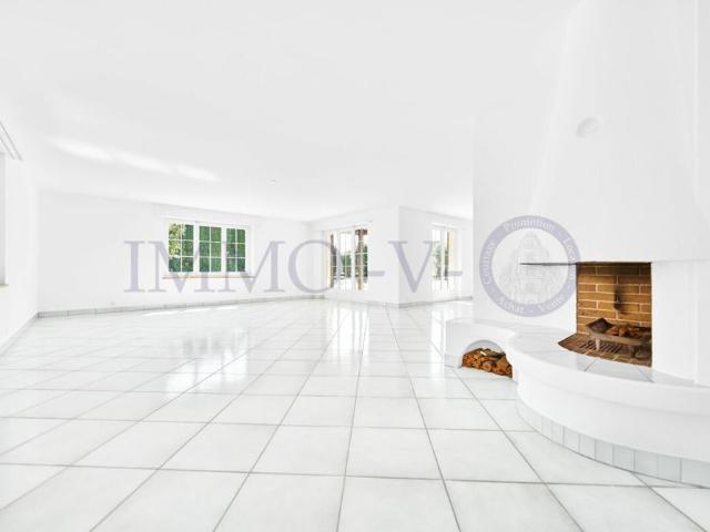 SPACIOUS LUXURY VILLA WITH LARGE GARDEN AND SWIMMING POOL