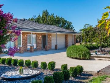 Spacious Macedon Ranges Living with Sweeping Farmland Views