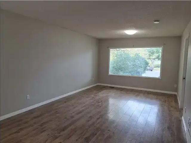 Spacious Main floor 3BD, 1 Wash, Sperate Laundry, Thorncliff — 3 Bedrooms Main Floor