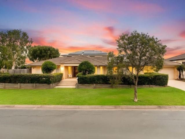 Spacious Metricon Family Home on 553m² with 253m² of Living in Prime Heathwood Location.