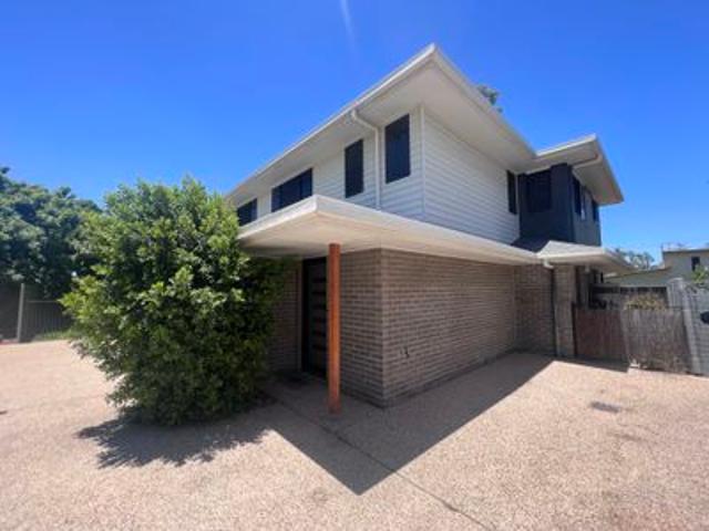 spacious modern 3 bedroom executive townhouse, walking distance to town center and local venues