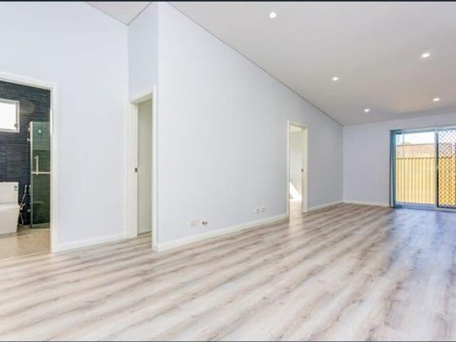 Spacious & Modern 3 Bedroom Flat in Prime Guildford Location!