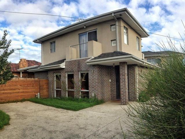 Spacious Modern 3 Bedroom Townhouse With Heating & Cooling