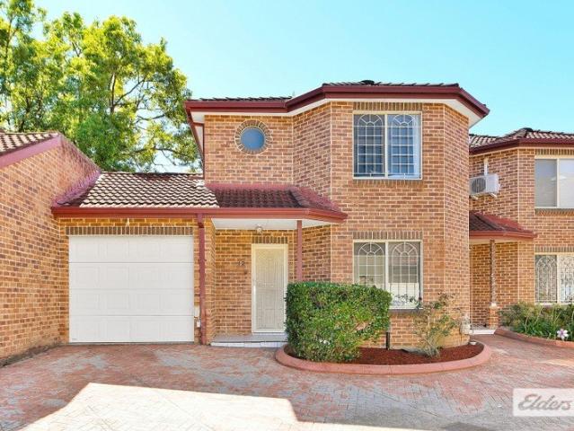 Spacious & Modern 3 Bedroom Townhouse with Lock Up Garage