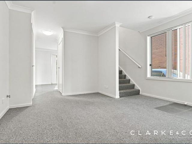 SPACIOUS & MODERN 3 BEDROOM TOWNHOUSE IN THE HEART OF SHORTLAND!