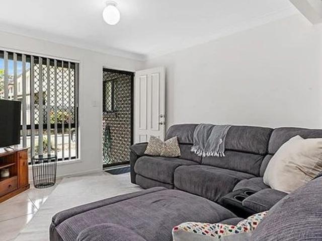 Spacious & Modern 3 Bedroom Townhouse in Acacia Ridge