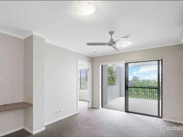 Spacious Modern 2 Bedroom Apartment with Balcony