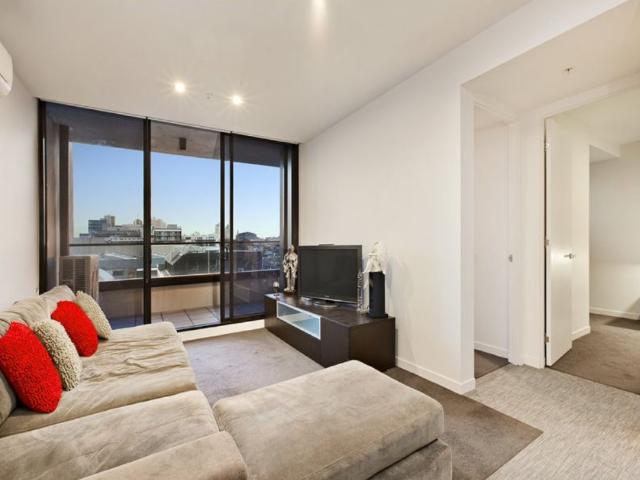 SPACIOUS & MODERN 2 BEDROOM APARTMENT, GREAT NATURAL LIGHT, SECURE OFF STREET PARKING & STORAGE CAGE