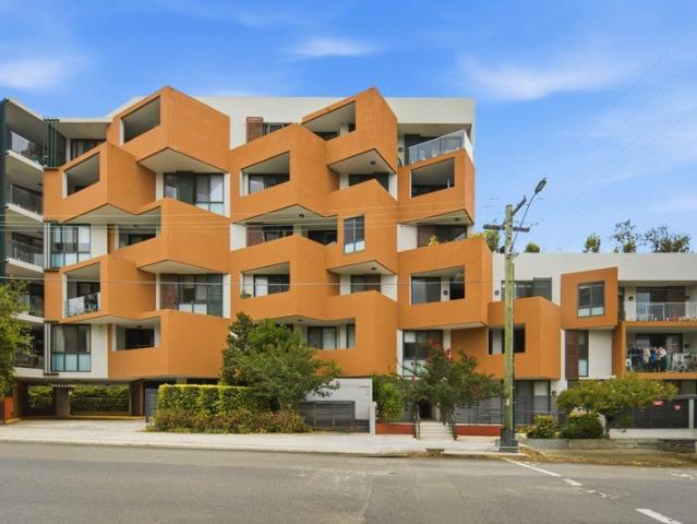 Spacious & modern 2 bedroom security apartment in the heart of Ashfield