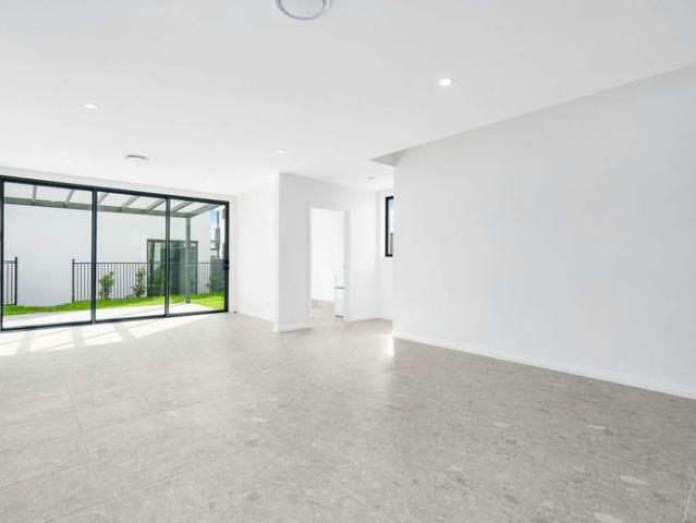 Spacious & Modern 4 Bedroom Family Home in Oran Park!
