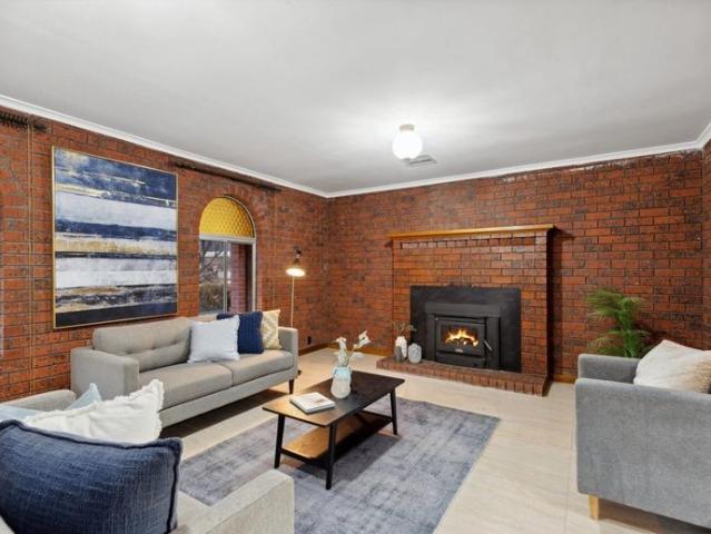Spacious modern 4 bedroom home close to Amenities and Shopping Centre