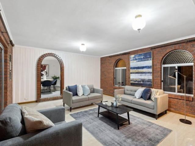 Spacious modern 4 bedroom home close to Amenities and Shopping Centre