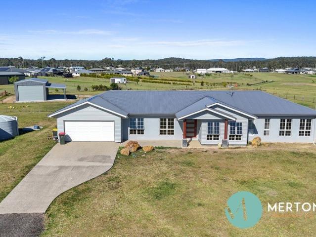 Spacious, modern 4 bedroom home on 2.42 acres in Curra