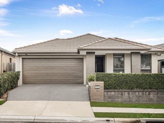 Spacious, Modern 4 bedroom with Spa, great location!