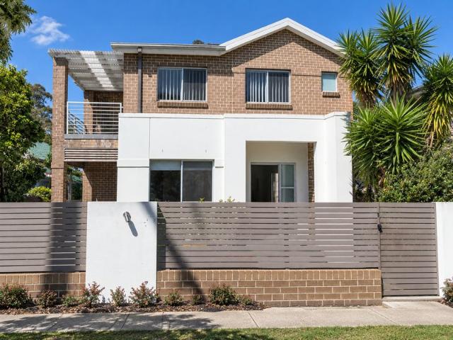 Spacious Modern 5 Bedroom Townhouse In Prime Padstow Location