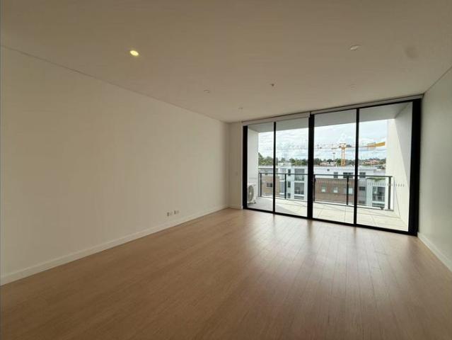 Spacious modern APT near Light Rail station