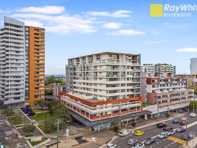 Spacious & Modern Apartment Moments to Westfield and Train Stations