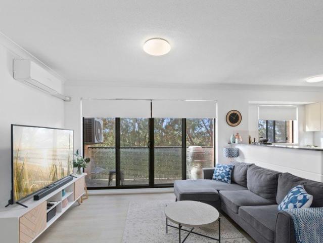 Spacious Modern Apartment in Convenient Location