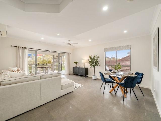 SPACIOUS MODERN APARTMENT IN VIBRANT REDCLIFFE HEART