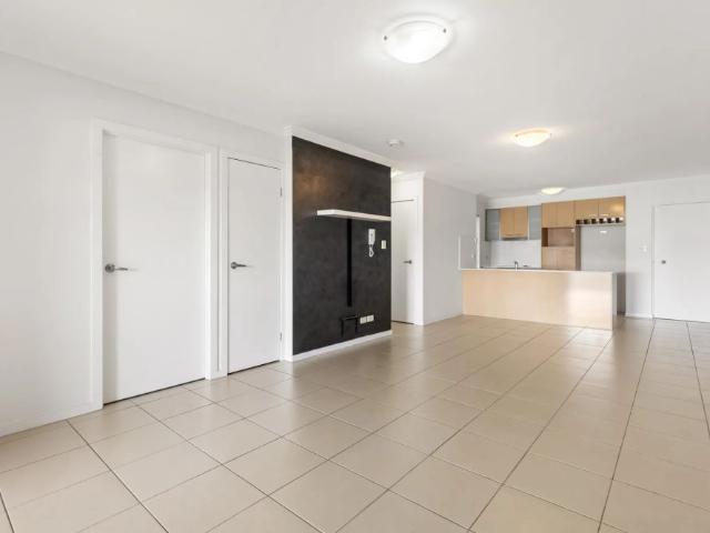 Spacious Modern Apartment with Double Garage in Everton Park