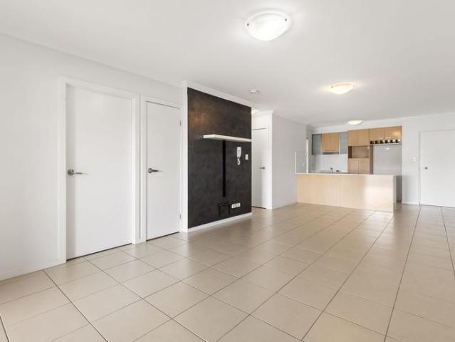 Spacious Modern Apartment with Double Garage in Everton Park