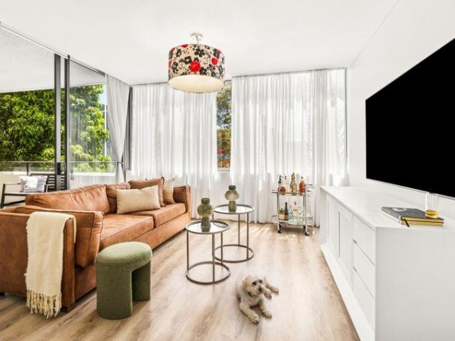 Spacious Modern Apartment with Exceptional Convenience