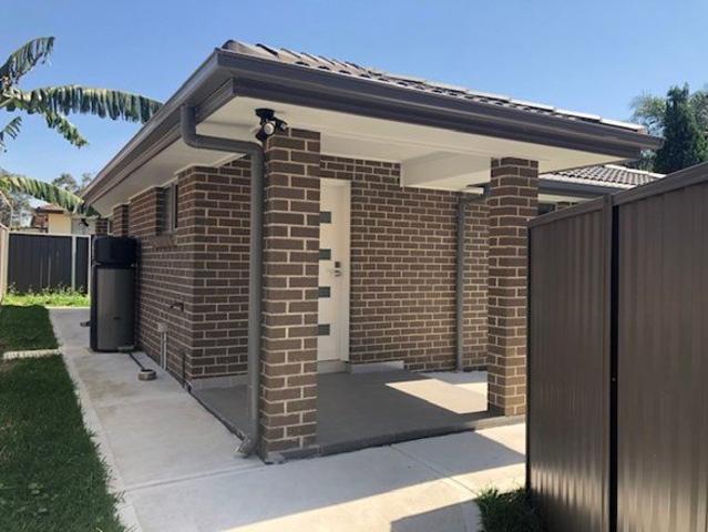 Spacious & Modern Granny Flat Walk to Rooty Hill Station!