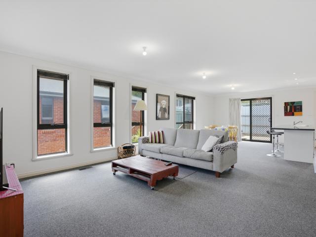 Spacious, Modern & Exceptionally Convenient 8 Minutes to Launceston CBD