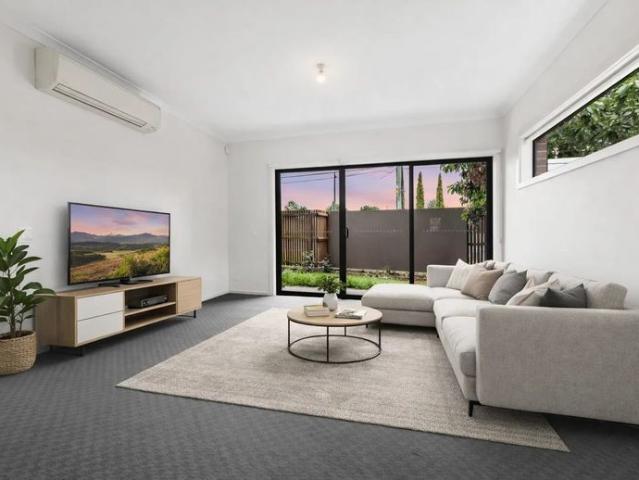 SPACIOUS & MODERN FAMILY HOME IN A CONVENIENT SUNSHINE LOCATION