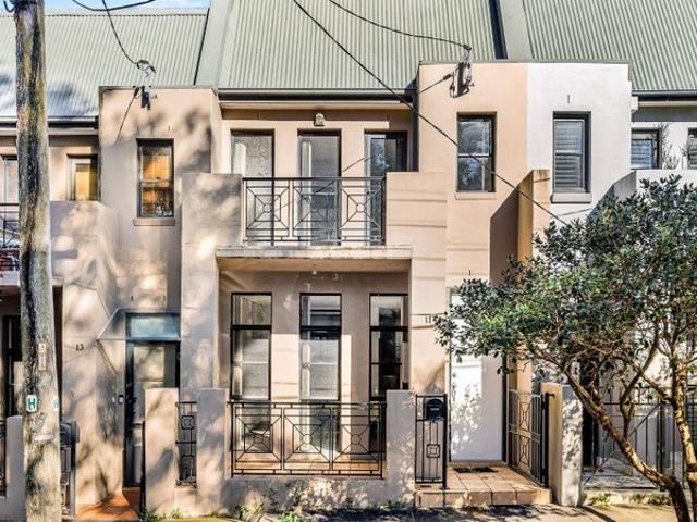 Spacious Modern Family Home with Studio & Lock up Garage