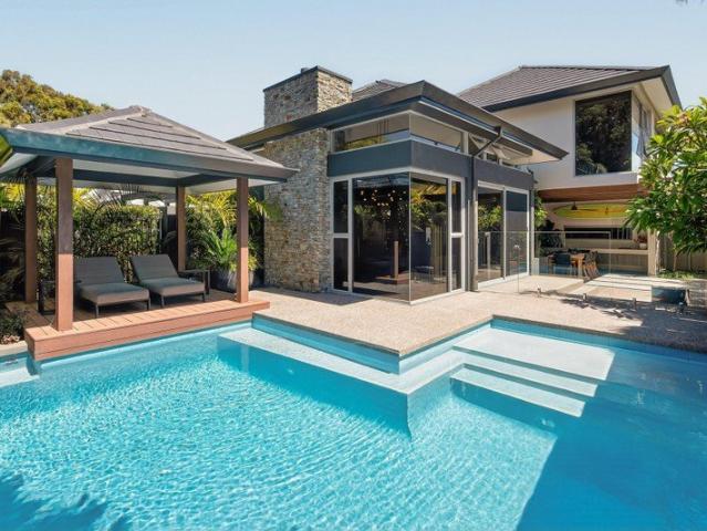 SPACIOUS MODERN FAMILY LIVING IN PRIME LOCATION