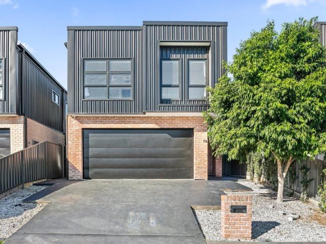 SPACIOUS MODERN FAMILY TOWNHOUSE