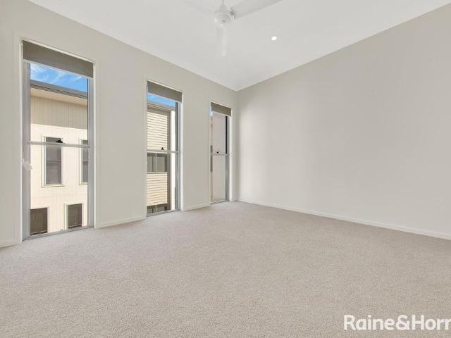 SPACIOUS MODERN FURNISHED TOWNHOUSE