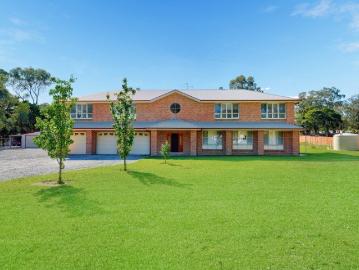 SPACIOUS MODERN HOME & IMPRESSIVE 8 BAY SHED ON 4 PRISTINE ACRES