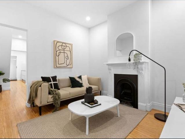 Spacious Modern Home in Fantastic Location Pet Friendly