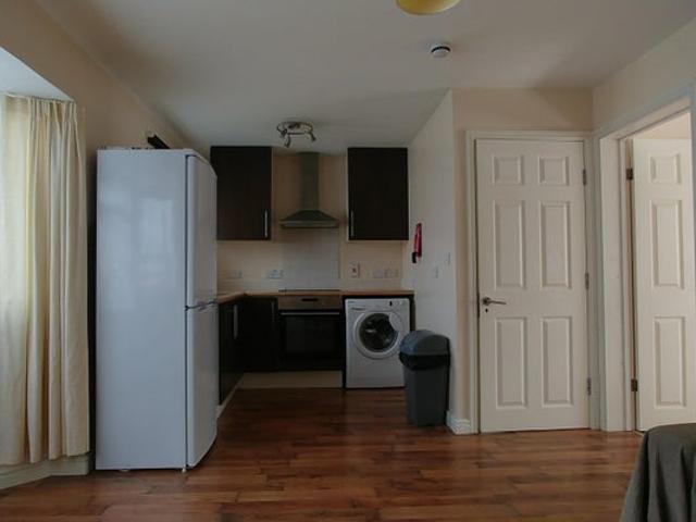 Spacious Modern One Bedroom Flat UB3