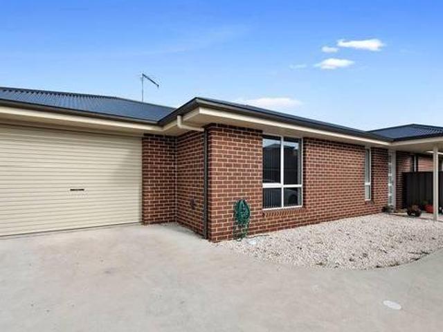 Spacious Modern Low Maintenance Unit