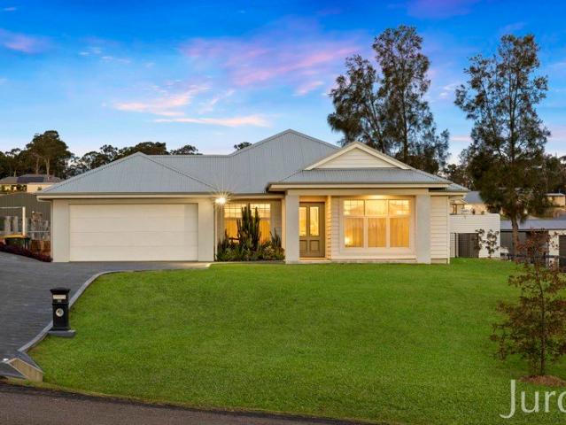 Spacious Modern Living on Over 3,200sqm with Stunning Mountain Outlook
