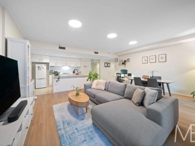 SPACIOUS & MODERN LIVING IN PRIME MASCOT LOCATION